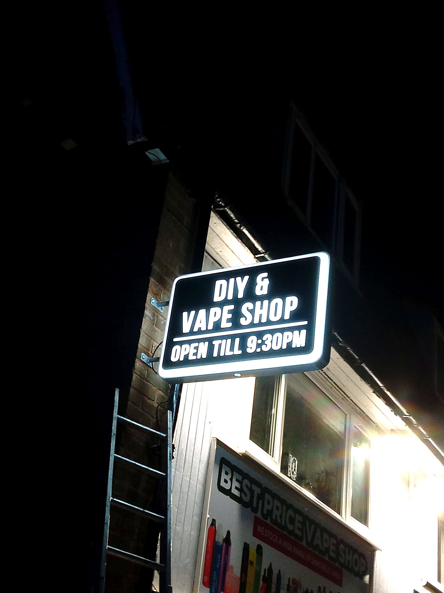 DIY & Vape Shop projecting lightbox sign