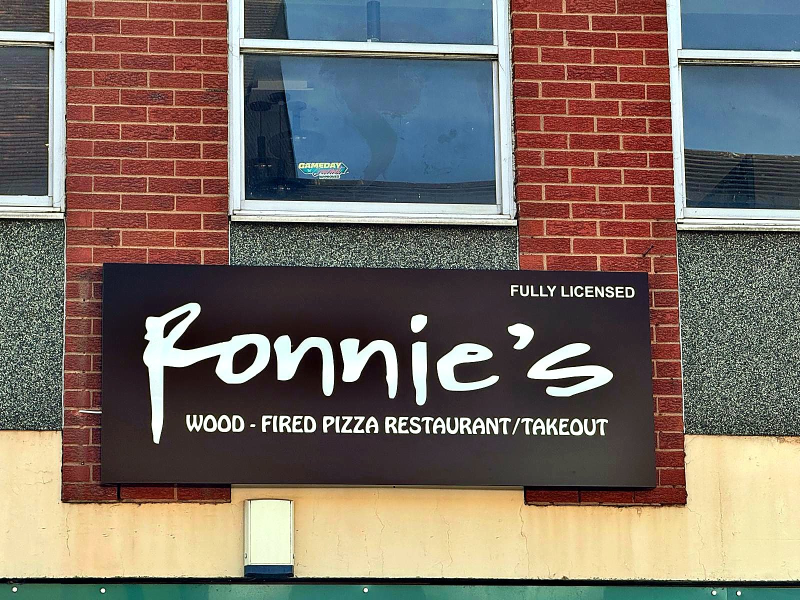 Ronnie's wood-fired pizza fascia sign